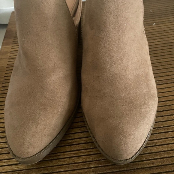 Madden Girl Tan suede block heel mules #mules #blockheel sz 6 - Picture 4 of 5